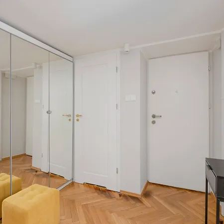 아파트 Unique With Mezzanine For 4 Guests In An Ideal Location By Renters 바르샤바